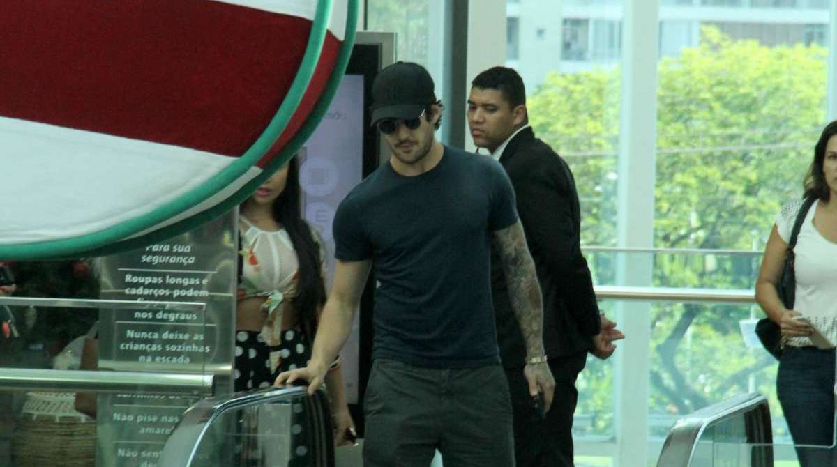 Alexandre Pato &eacute; flagrado com blogueira no shopping