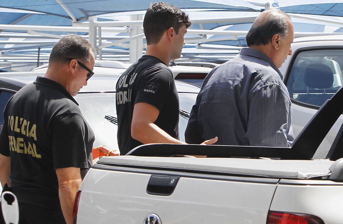 O governador Luiz Fernando Pez&atilde;o (MDB), preso na manh&atilde; desta quinta-feira, 29, em uma opera&ccedil;&atilde;o da Pol&iacute;cia Federal, que recebeu o nome de Boca de Lobo, saindo da superintend&ecirc;ncia da Pol&iacute;cia Federal na Regi&atilde;o Portu&aacute;ria do Rio para Unidade Prisional da PM em Niter&oacute;i - Foto: Severino Silva/Ag&ecirc;ncia O Dia