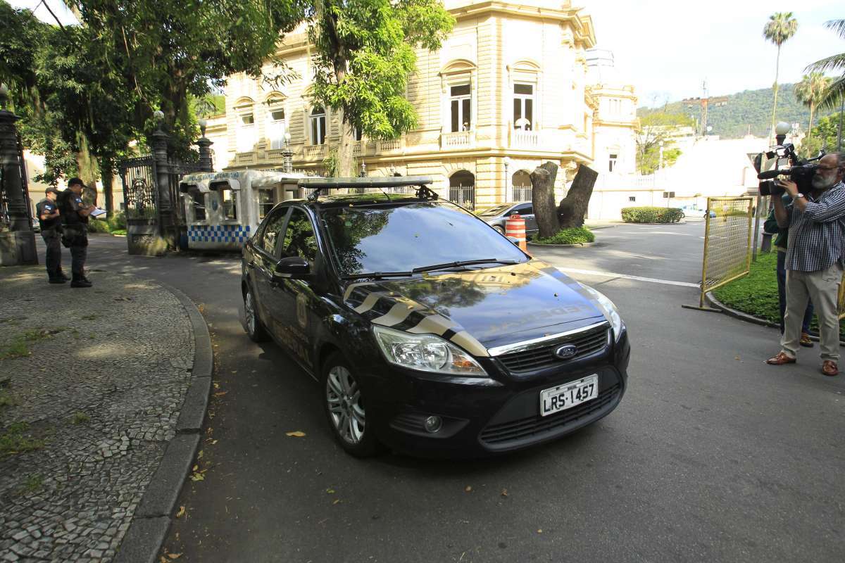 Pol&iacute;cia Federal prende o Governador Pez&atilde;o no Pal&aacute;cio Laranjeiras, em Laranjeiras, na OPERA&Ccedil;&Atilde;O "BOCA DE LOBO". Desdobramento da OP. Lava Jato. Antes, eles estiveram num dos endere&ccedil;os do Governador na Rua Rainha Guilhermina, no Leblon. Na foto, Policiais deixam o Pal&aacute;cio Guanabara.            