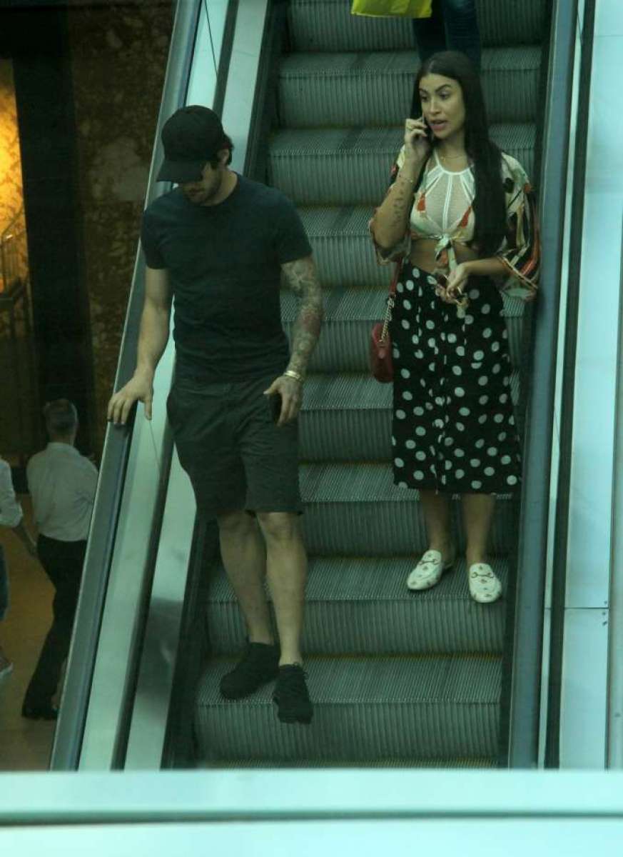 Alexandre Pato é flagrado com blogueira no shopping