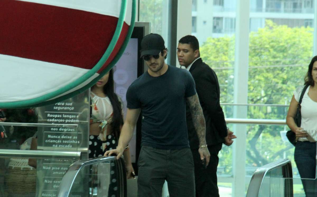 Alexandre Pato é flagrado com blogueira no shopping