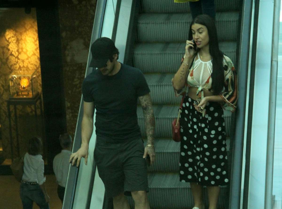 Alexandre Pato &eacute; flagrado com blogueira no shopping