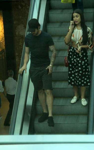 Alexandre Pato &eacute; flagrado com blogueira no shopping