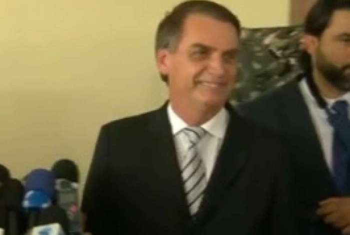 Parabéns à Lava Jato, diz Bolsonaro em dia de prisão de 