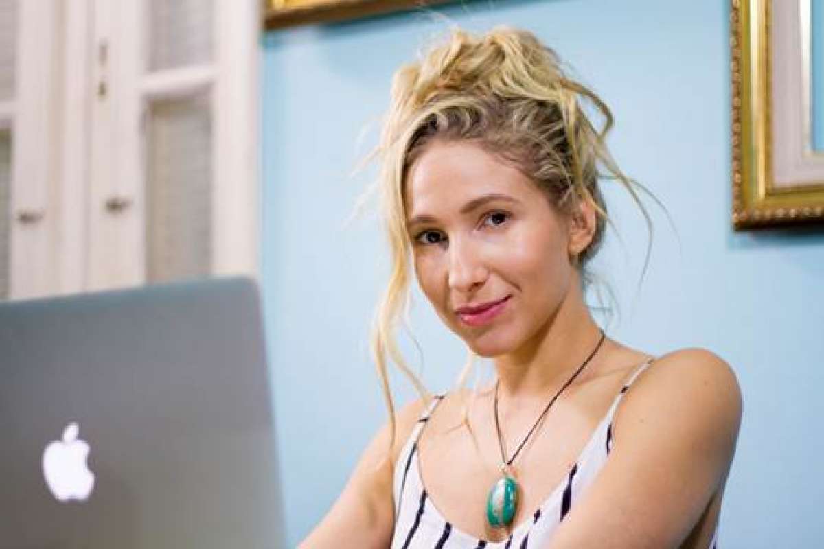 Kalliman roteirista e produtora; cena do documentário 'Livres' (pag.2)