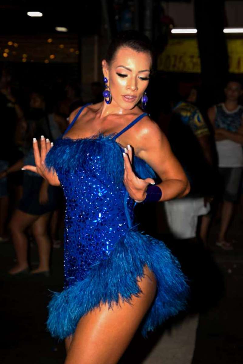 A modelo Wendy Tavares durante o ensaio da escola de samba G.R.E.S. Unidos de Vila Isabel