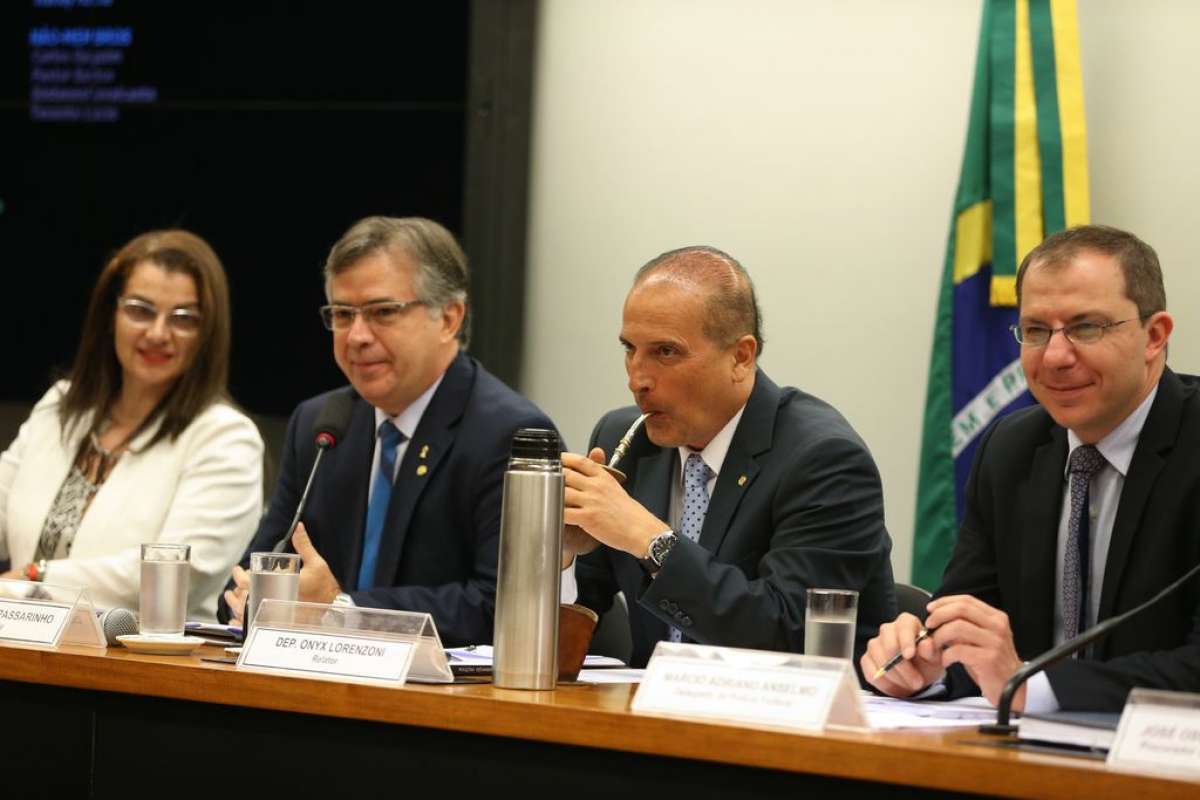 O delegado da Pol&iacute;cia Federal,  Marcio Adriano Anselmo (&agrave; esquerda de Onyx Lorenzoni) durante audi&ecirc;ncia na C&acirc;mara sobre medidas de combate &agrave; corrup&ccedil;&atilde;o