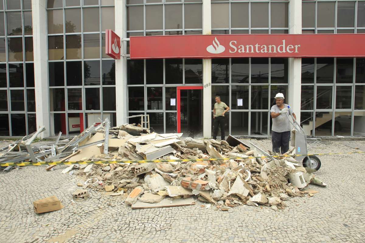 Bandidos invadiram, na madrugada desta sexta-feira, ag&ecirc;ncia do Santander que fica na Rua Vinte e Quatro de Maio 489, no Riachuelo, na Zona Norte do Rio -  Estefan Radovicz / Ag&ecirc;ncia O Dia            