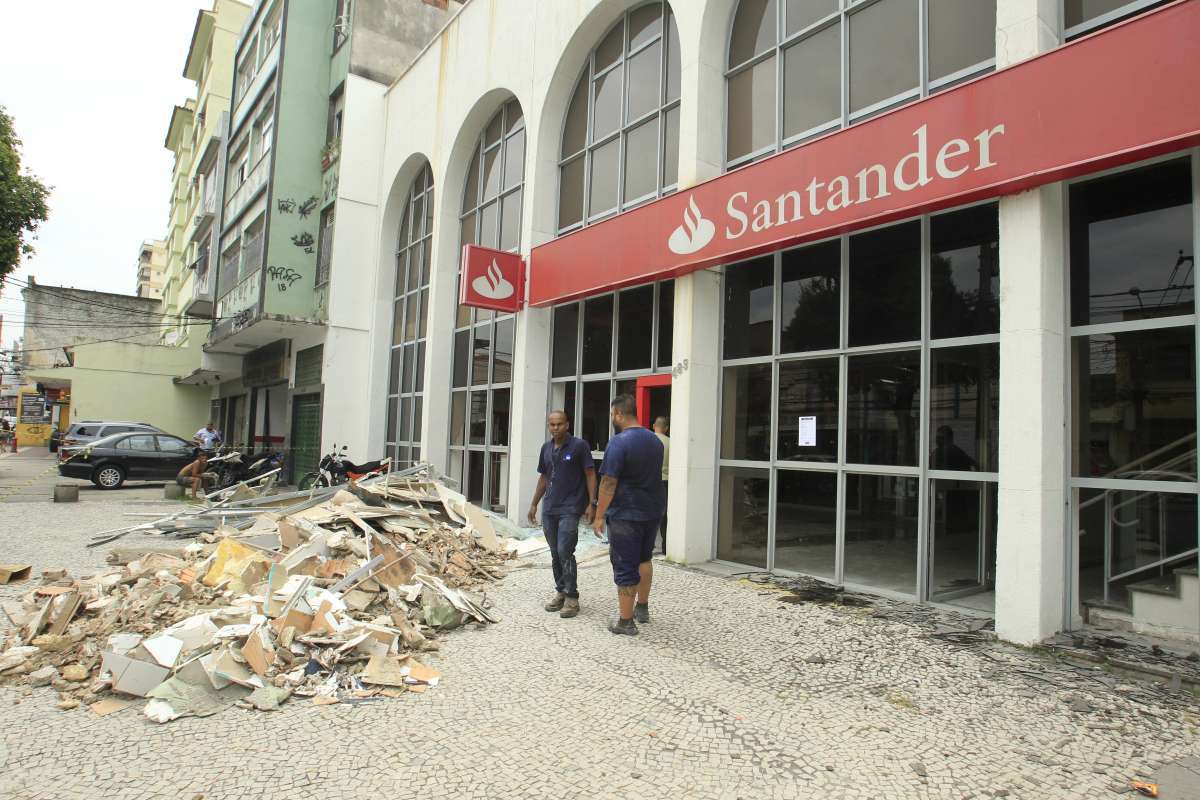 Bandidos atacaram, na madrugada desta sexta-feira, a ag&ecirc;ncia do Santander que fica na Rua Vinte e Quatro de Maio 489, no Riachuelo, na Zona Norte do Rio.