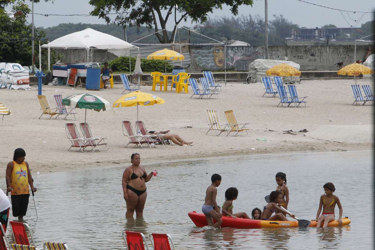 Frequentadores do Piscin&atilde;o de Ramos reclamam da falta de manuten&ccedil;&atilde;o no local.