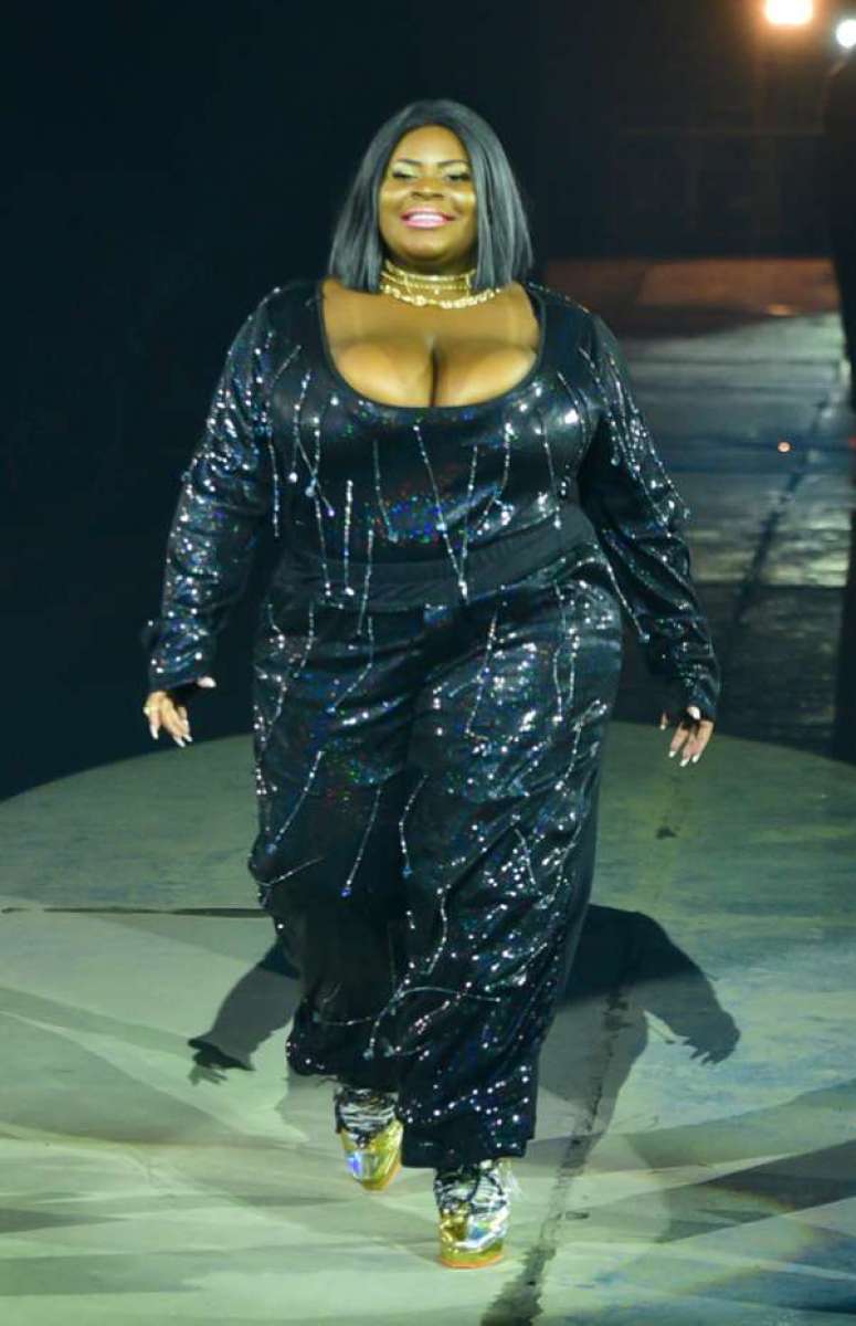 Jojo Todynho participa de desfile de moda em SP