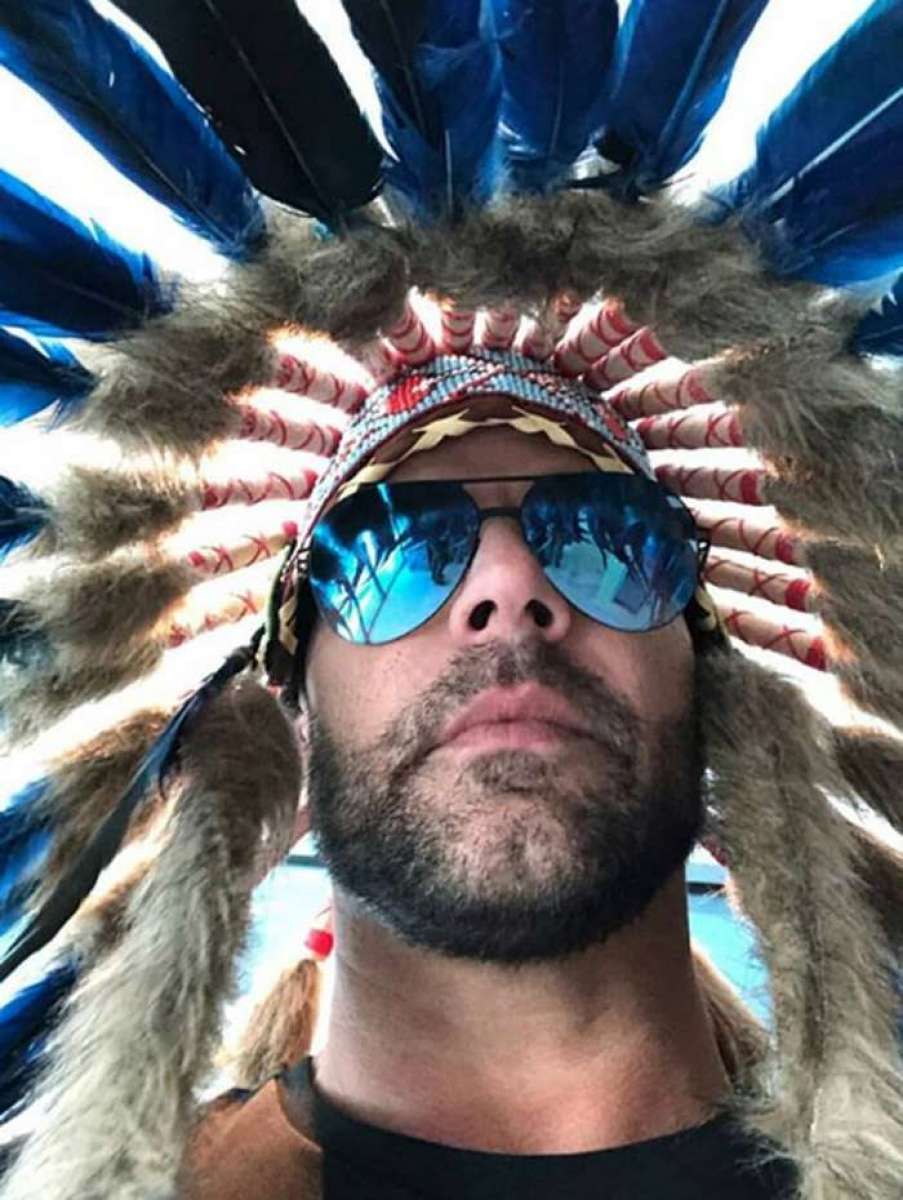 Ricky Martin é acusado de apropriação cultural por usar cocar