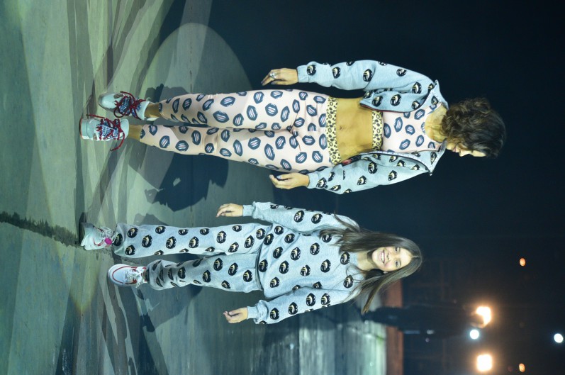 Vera Viel e sua filham participam de desfile de moda em SP - Ag. News