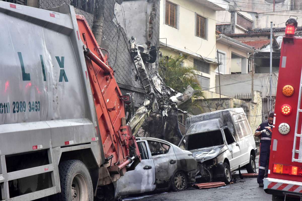 30/11/2018 - AGÊNCIA DE NOTICIAS - PARCEIRO - Um avião de pequeno porte, caiu logo apos decolar e bateu contra uma residencia, causando incêndio na residencia e em alguns carros que estavam por perto do local, na rua Antonio Nascimento Moura, esquina com a avenida Braz Leme, bairro da Casa Verde, zona norte de São Paulo, na tarde desta sexta-feira(30). Segundo agentes do Corpo de Bombeiro, presente ao local, o piloto e o co-piloto, faleceram na hora e outras 12 pessoas ficaram feridas. Foto: Eduardo Carmim/Parceiro/Agência O Dia