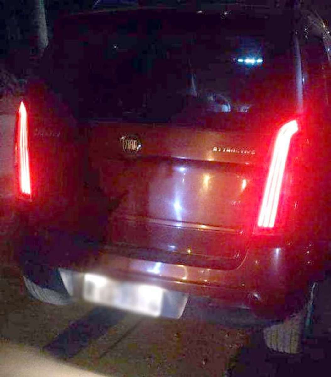 Vítima foi encontrada dentro de um Fiat Idea - Reprodução / Internet