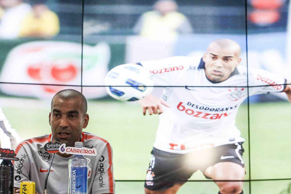 30/11/2018 - AGÊNCIA DE NOTîCIAS - PARCEIRO - Emerson Sheik, que se despede do Corinthians, recebe homenagem e concede entrevista coletiva durante treino realizado na manhã dessa quinta-feira, 30, no CT Joaquim Grava, Zona Leste da Capital. A equipe se prepara para o jogo contra o Grêmio, válido pelo Campeonato Brasileiro 2018, na Arena Grêmio - Foto: Rodrigo Gazzanel/Parceiro/Agência O Dia - Rodrigo Gazzanel/Parceiro/Agência O Dia