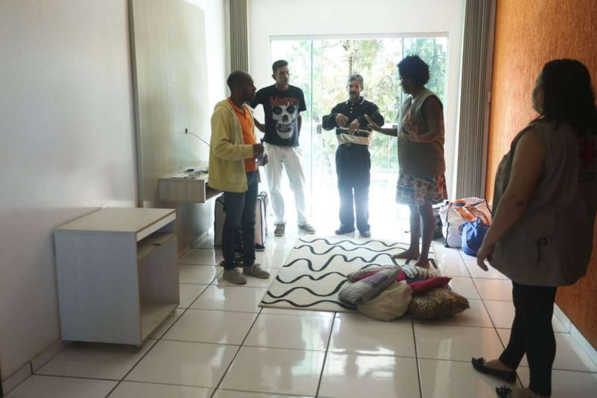 Migrantes venezuelanos vindos da cidade de Boa Vista, em Roraima, são acolhidos em uma paróquia para orientações e encaminhados para casas alugadas pelo programa de integração da Cáritas Brasileira, em São Sebastião, no Distrito Federal.