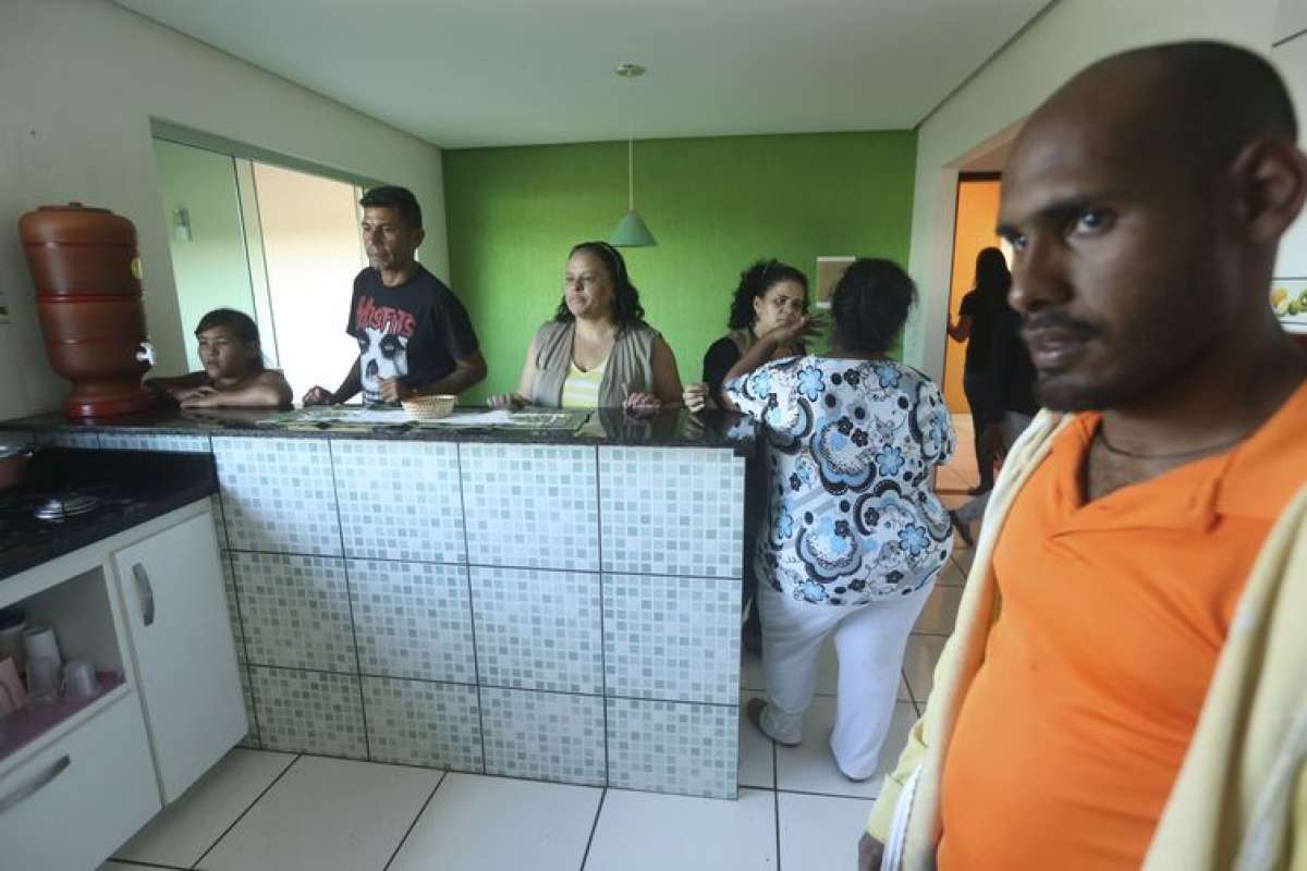 Migrantes venezuelanos vindos da cidade de Boa Vista, em Roraima, são acolhidos em uma paróquia para orientações e encaminhados para casas alugadas pelo programa de integração da Cáritas Brasileira, em São Sebastião, no Distrito Federal. - Agência Brasil
