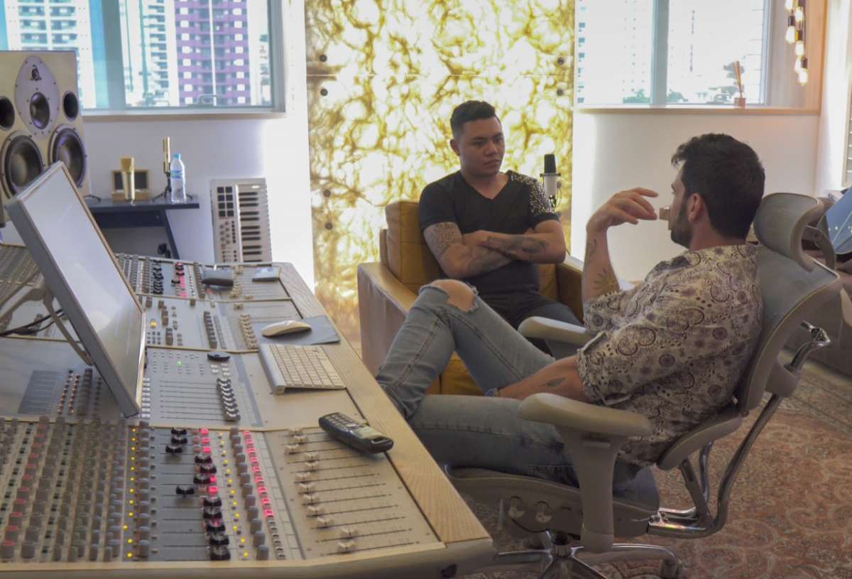 Felipe Araújo e o produtor musical Cabrera - Divulgação/Rafael Flayers