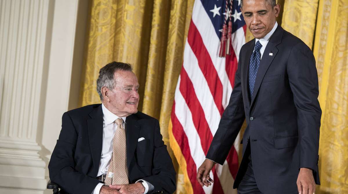 Bush com o ent&atilde;o presidente Barack Obama na Casa Branca em julho de 2013