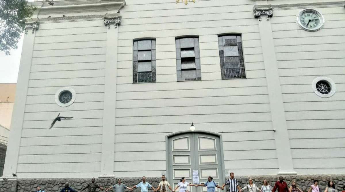 Sob chuva, fiéis contrários às obras Matriz de São Sebastião deram 