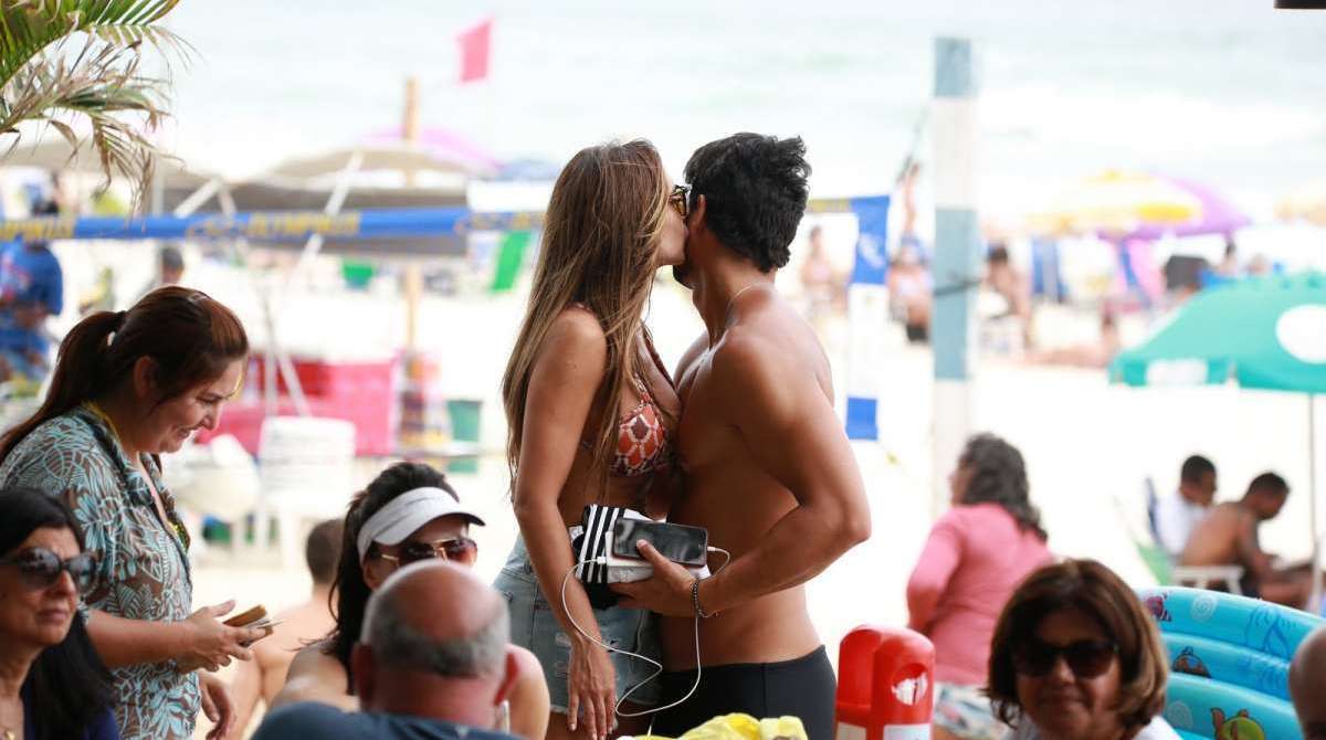 Nicole Bahls e Marcelo Bimbi curtem dia de praia na Barra da Tijuca, Zona Oeste do Rio