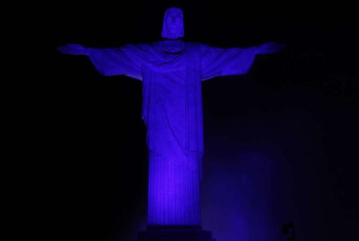 Cristo Redentor com a iluminaÃ§Ã£o azul em homenagem Ã  campanha