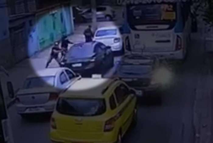 Câmeras de segurança mostram assalto que terminou co um PM da reserva baleado