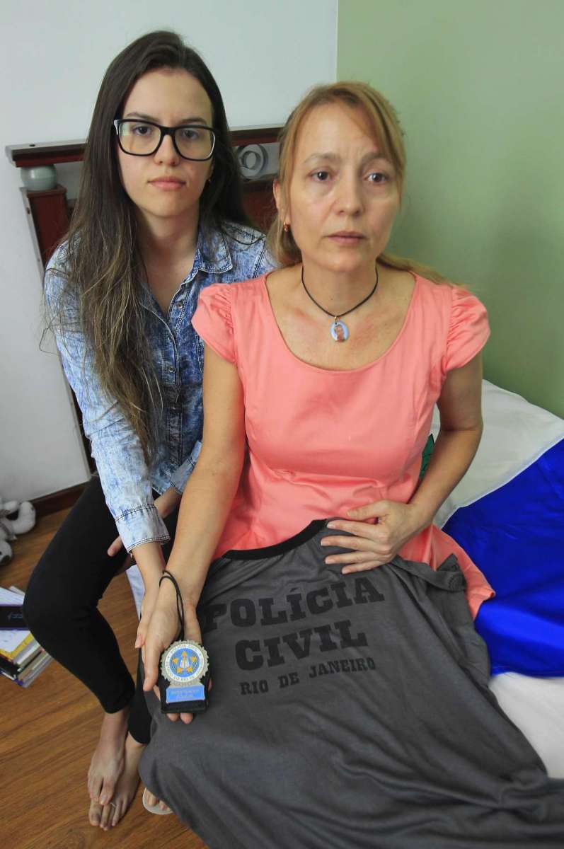 Fam&iacute;lia de Policial civil luta na justi&ccedil;a para provar que policial foi assassinado por outro colega de trabalho. Na foto, Rosemar Vieira da Silva, m&atilde;e do policial, Eduardo da Silva oliveira.                   