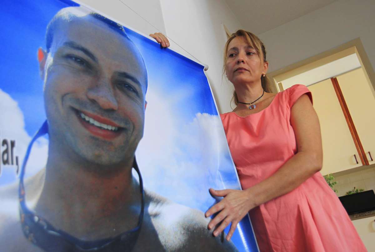 Fam&iacute;lia de Policial civil luta na justi&ccedil;a para provar que policial foi assassinado por outro colega de trabalho. Na foto, Rosemar Vieira da Silva, m&atilde;e do policial, Eduardo da Silva oliveira.                   