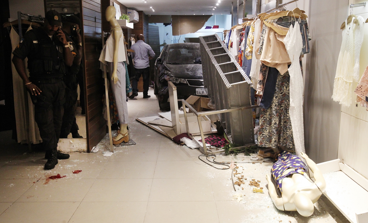 04/12/2018 - Carro desgovernado invade loja em Copacabana. Motorista perdeu o controle do veiculo automtico ao tentar sair de estacionamento e invade loja My Place, na rua Santa Clara, em Copacabana. Na imagem, o veiculo no interior do estabelecimento. Foto de Alexandre Brum/Agncia O Dia - CIDADE ACIDENTE VEICULO CARRO TRNSITO MOTORISTA