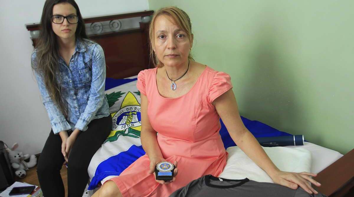 Fam&iacute;lia de Policial civil luta na justi&ccedil;a para provar que policial foi assassinado por outro colega de trabalho. Na foto, Rosemar Vieira da Silva, m&atilde;e do policial, Eduardo da Silva oliveira.                   