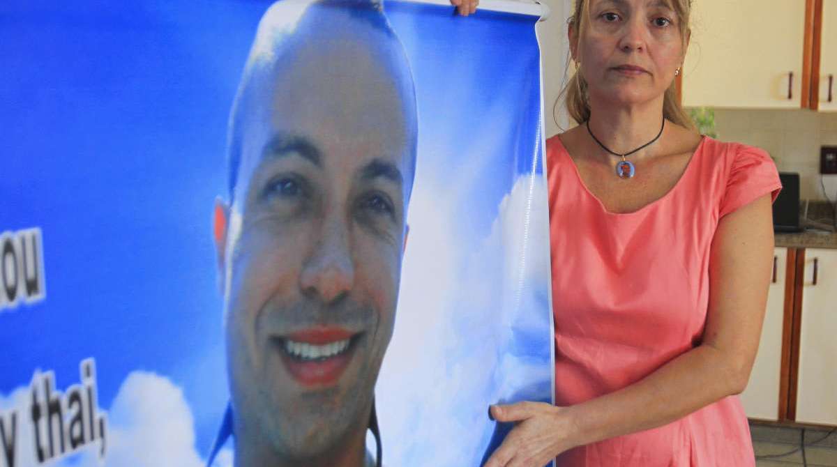 Fam&iacute;lia de Policial civil luta na justi&ccedil;a para provar que policial foi assassinado por outro colega de trabalho. Na foto, Rosemar Vieira da Silva, m&atilde;e do policial, Eduardo da Silva oliveira.                   