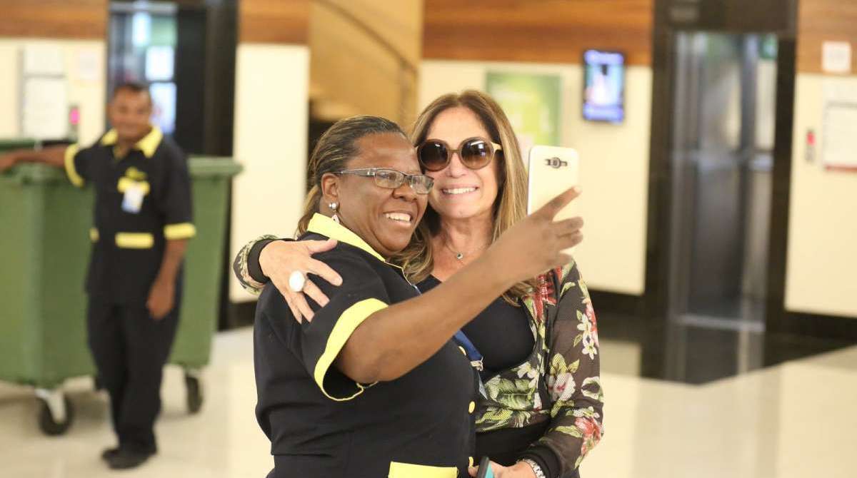 Susana Vieira faz a alegria dos fãs em shopping na Zona Sul do Rio
