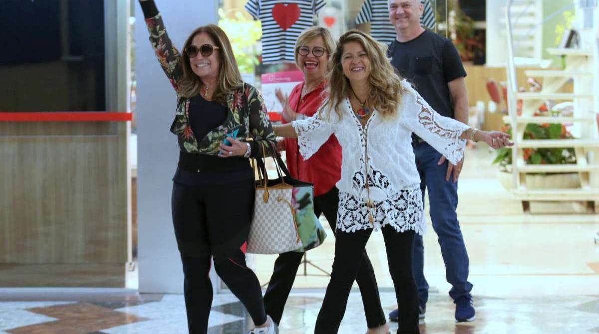 Susana Vieira faz a alegria dos fãs em shopping na Zona Sul do Rio
