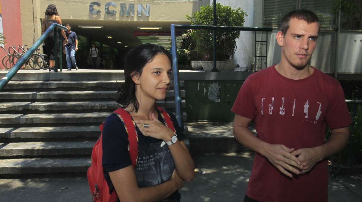 Estudantes de Geografia, Letícia Mendonça e Rodrigo Lourenço reclamam da segurança no campus                 -   Estefan Radovicz  / Agência O Dia               
