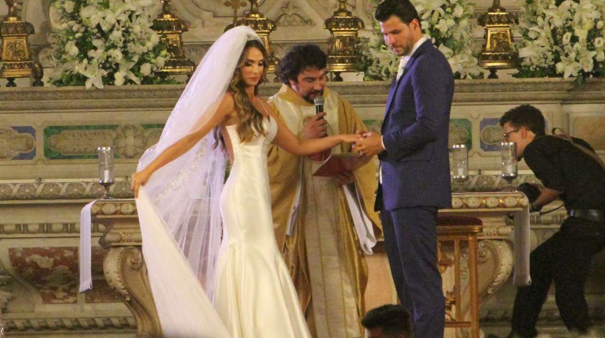04/12/2018 - AG&Ecirc;NCIA DE NOT&icirc;CIAS - PARCEIRO - Casamento de Nicole Bahls, assistente de palco do Ferdinando Show, do Multishow,  com o modelo Marcelo Bimbi, nesta ter&ccedil;a-feira (4), na Igreja da Candel&aacute;ria, no Centro do Rio - Foto: Onofre Veras/Parceiro/Ag&ecirc;ncia O Dia