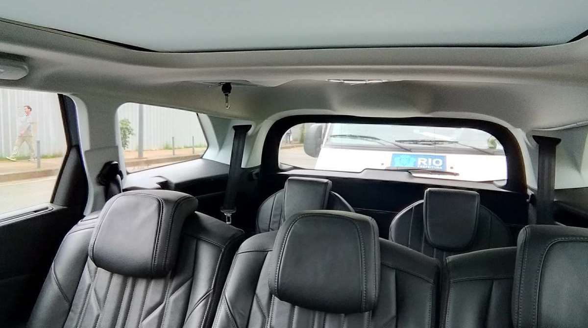 Volante em couro de tamanho pequeno tem apelo esportivo. Aletas maiores posicionadas atrás do volante facilitam a troca de marchas