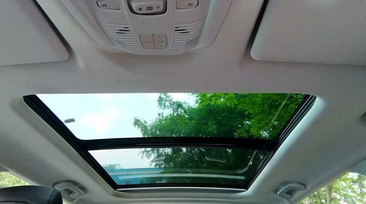 Volante em couro de tamanho pequeno tem apelo esportivo. Aletas maiores posicionadas atrás do volante facilitam a troca de marchas