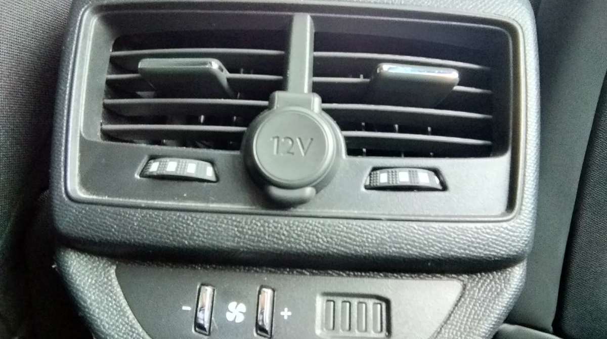Volante em couro de tamanho pequeno tem apelo esportivo. Aletas maiores posicionadas atrás do volante facilitam a troca de marchas