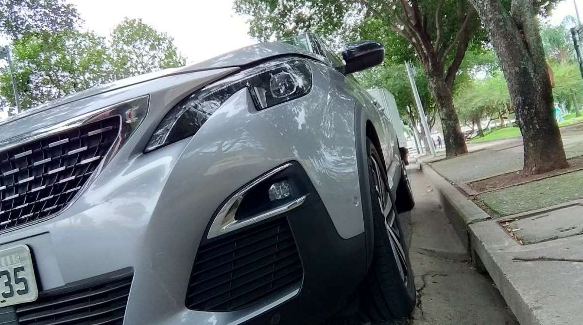Volante em couro de tamanho pequeno tem apelo esportivo. Aletas maiores posicionadas atrás do volante facilitam a troca de marchas