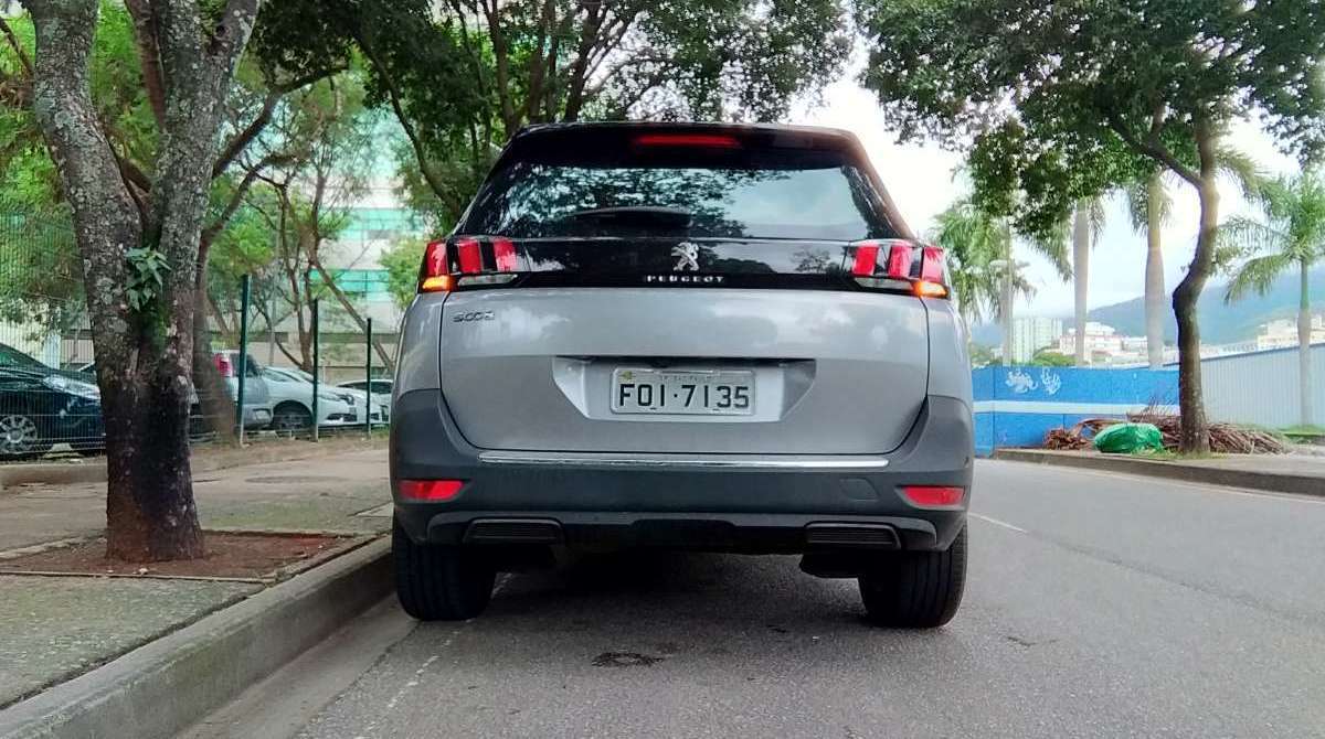 Volante em couro de tamanho pequeno tem apelo esportivo. Aletas maiores posicionadas atrás do volante facilitam a troca de marchas
