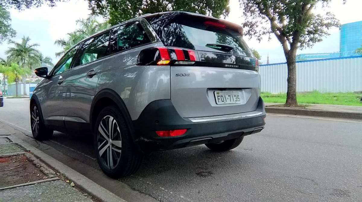 Volante em couro de tamanho pequeno tem apelo esportivo. Aletas maiores posicionadas atrás do volante facilitam a troca de marchas