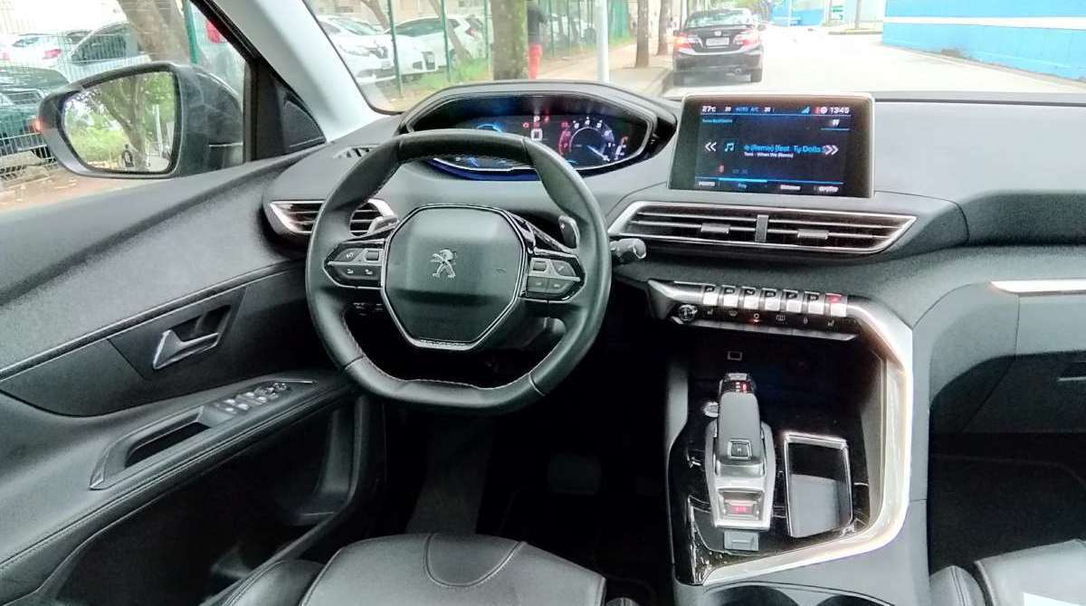 Volante em couro de tamanho pequeno tem apelo esportivo. Aletas maiores posicionadas atrás do volante facilitam a troca de marchas
