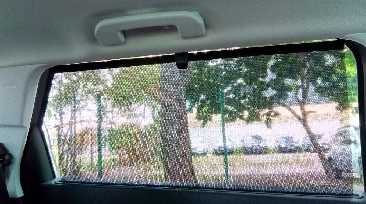 Volante em couro de tamanho pequeno tem apelo esportivo. Aletas maiores posicionadas atrás do volante facilitam a troca de marchas
