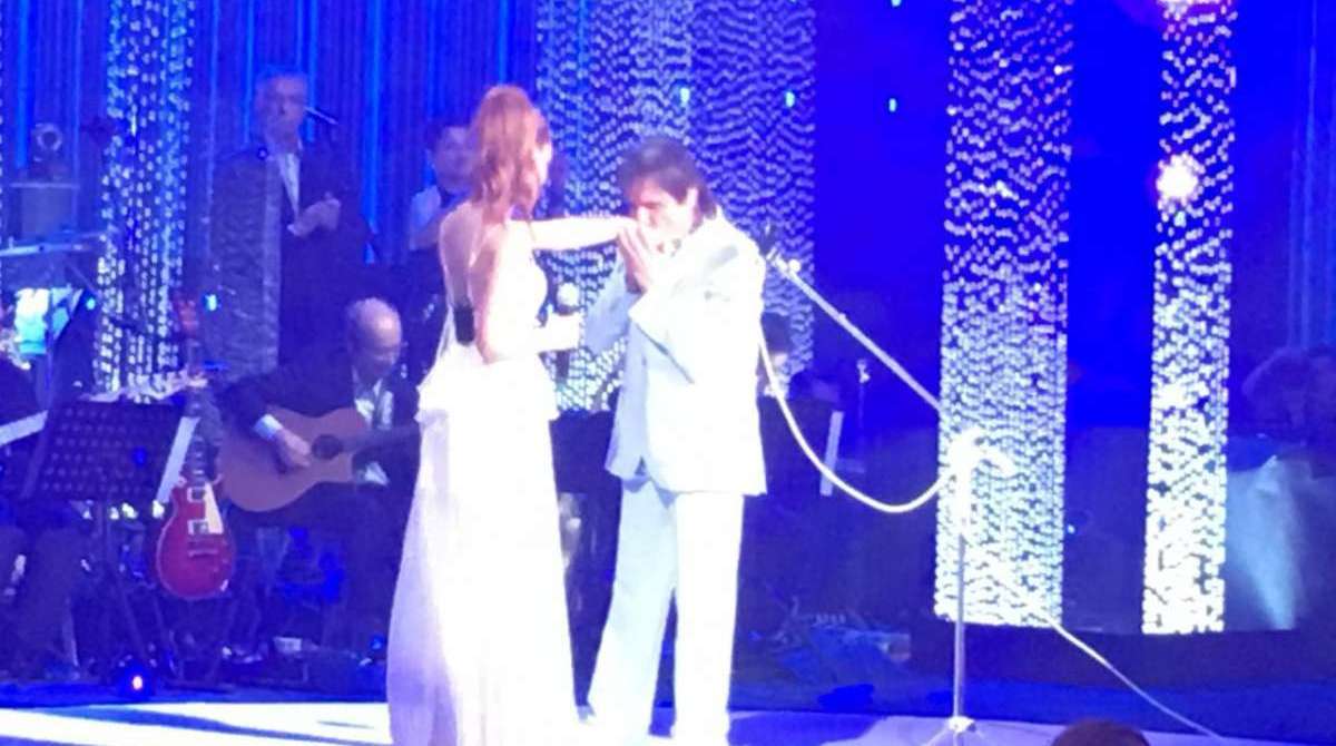 Roberto Carlos beija a mão de Marina Ruy Barbosa  - Divulgação