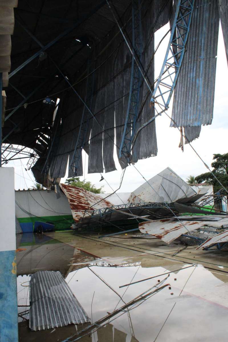 Vendaval derruba telhado de ginásio usado por deficientes físicos em Japeri