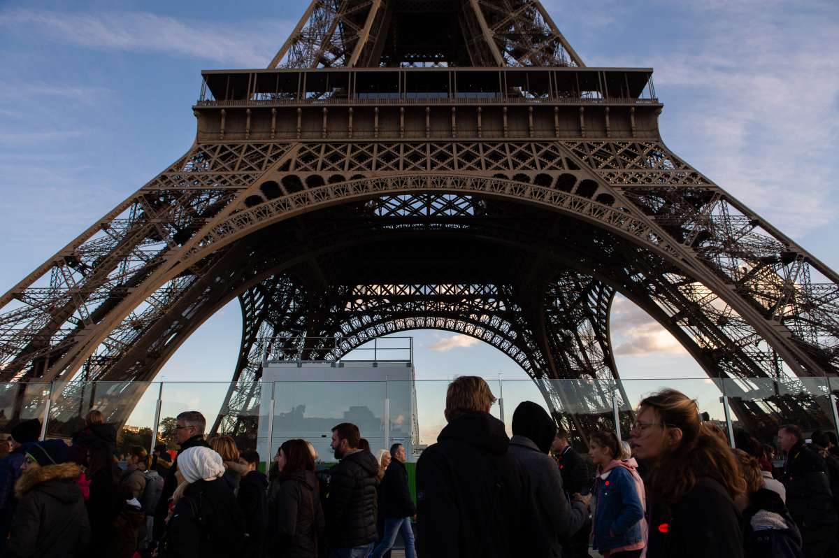 Torre Eiffel ficará fechada devido aos protestos dos 'coletes amarelos' - STRINGER / AFP