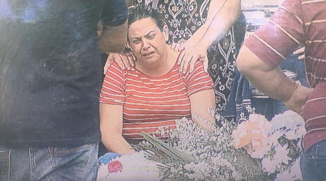 Centenas de pessoas, entre familiares e amigos, compareceram ao velório e enterro de Laryssa, assassinada com uma facada dentro de casa em Queimados