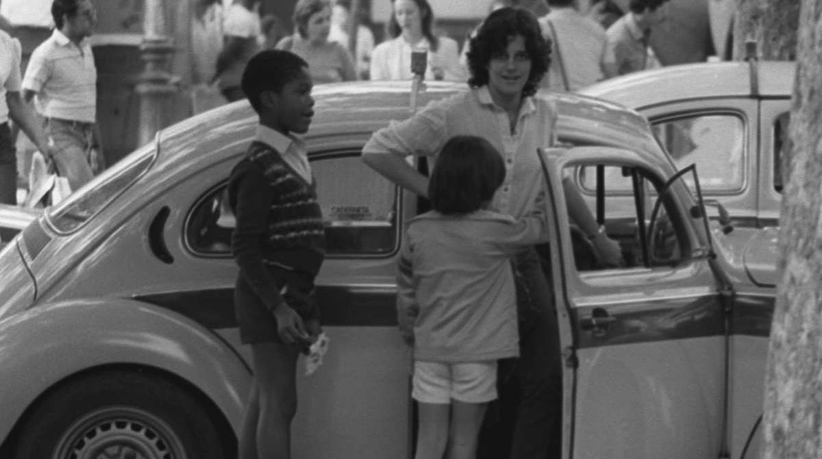 Os passageiros desembarcavam do Fusca táxi, em julho de 1983. Tradicionais no trânsito do Rio, o modelo da foto já não tinha a tradicional faixa quadriculada. Em 2016, os dois últimos táxis deste modelo que rodavam na cidade, receberam autorização da Prefeitura para continuarem circulando. É que o Código Disciplinar do Transporte de Passageiros determina seis anos de vida útil   para os veículos da frota     